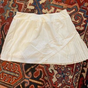 HALARA White tennis skirt